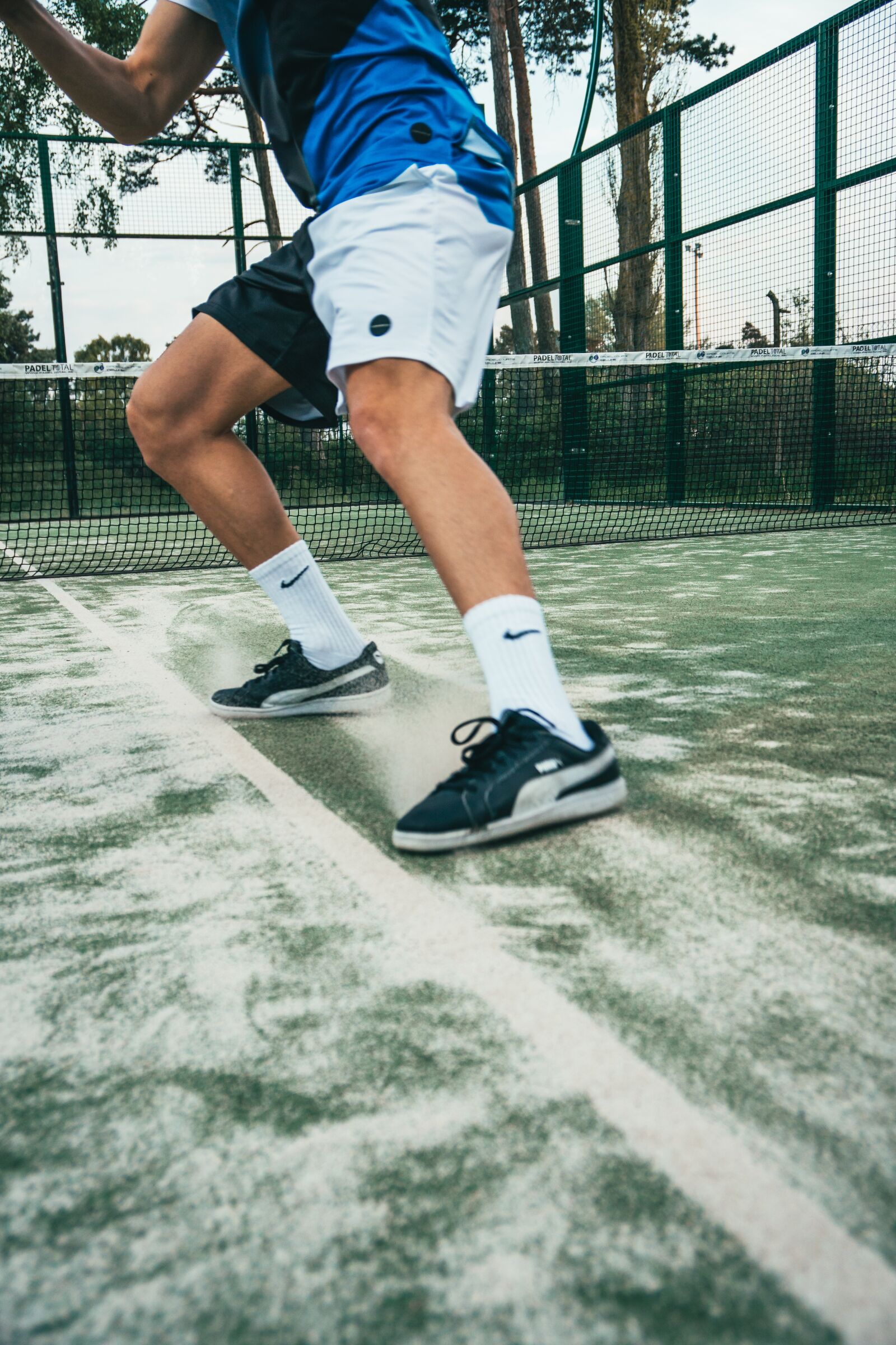 Sony a6500 + Sony Vario-Tessar T* E 16-70mm F4 ZA OSS sample photo. Tennis, man, background photography