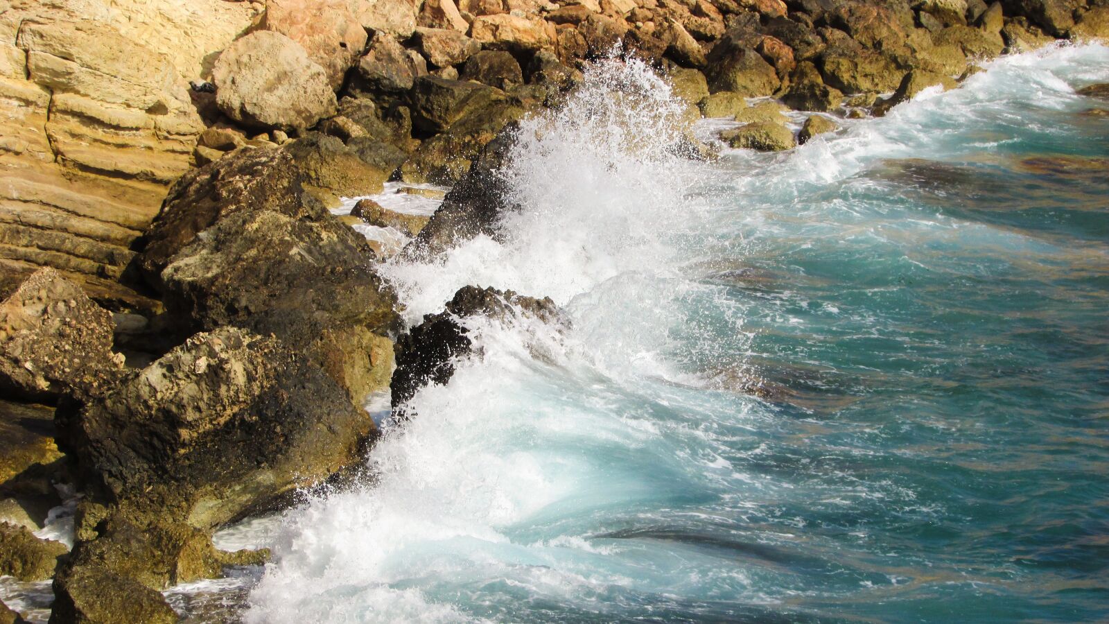 Canon PowerShot SX400 IS sample photo. Rocky coast, waves, splashing photography