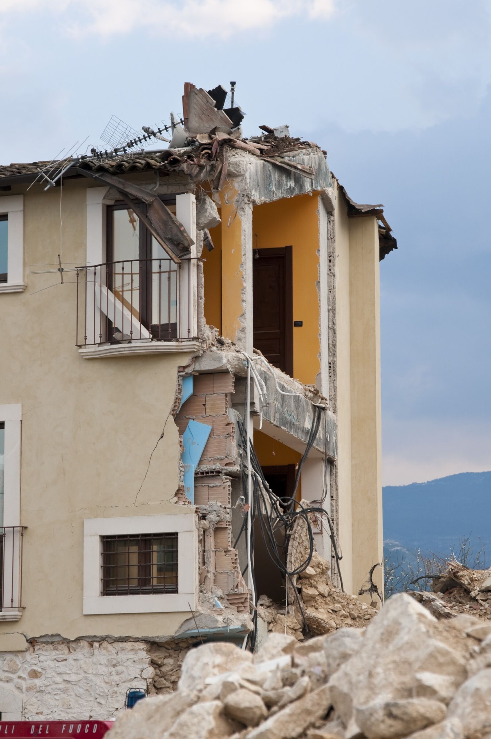 Nikon D300 sample photo. Earthquake, rubble, collapse photography