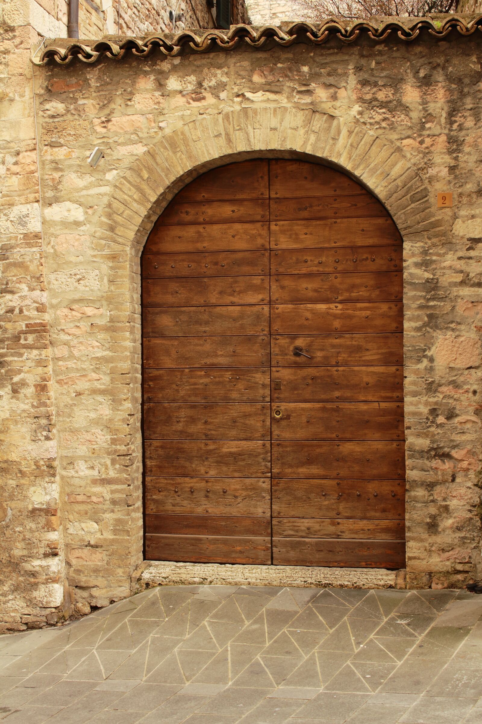 Canon EOS 1300D (EOS Rebel T6 / EOS Kiss X80) sample photo. Architecture, door, wood photography