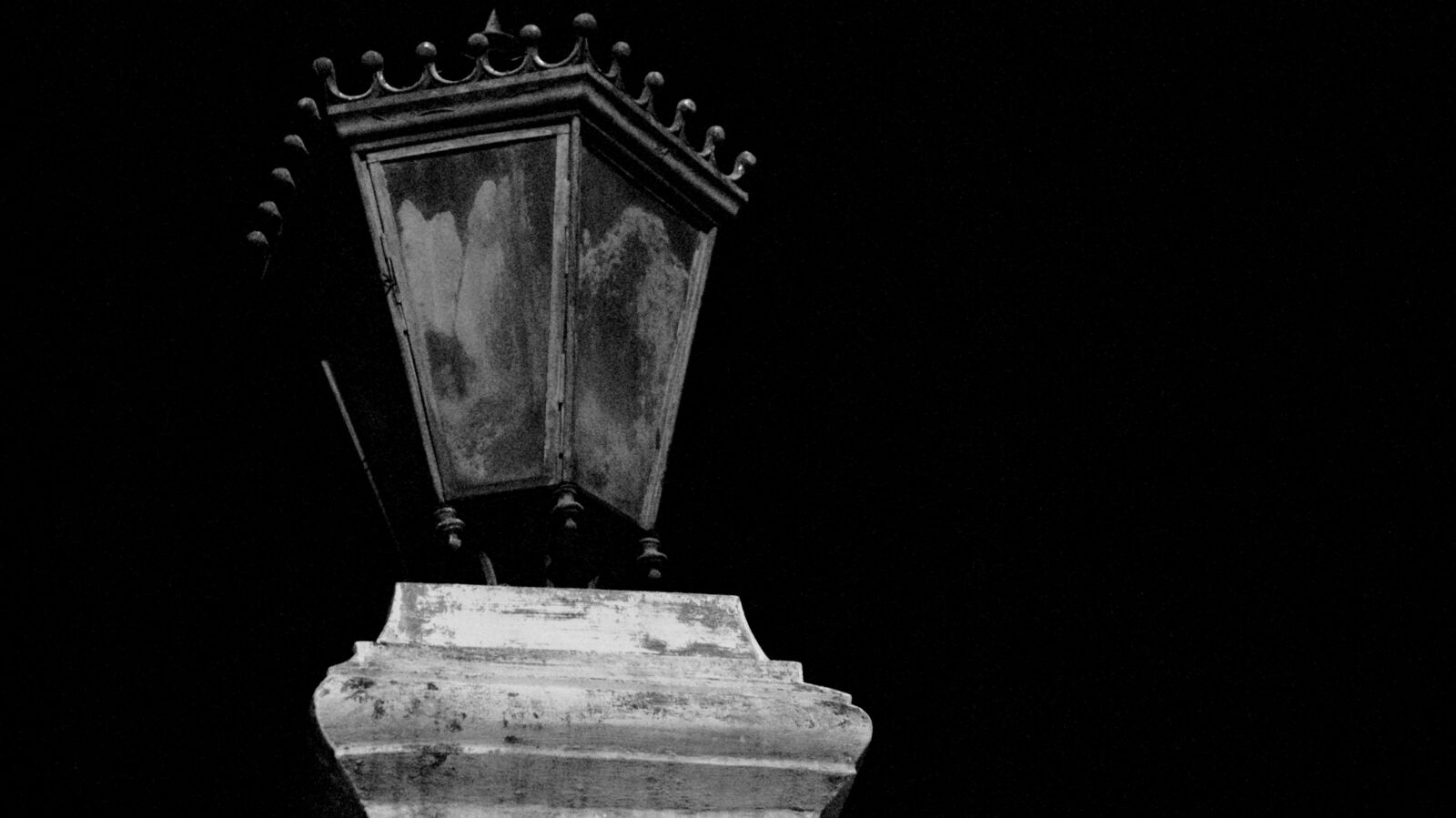 Sony Alpha DSLR-A230 sample photo. Lomo, analog, lamp photography