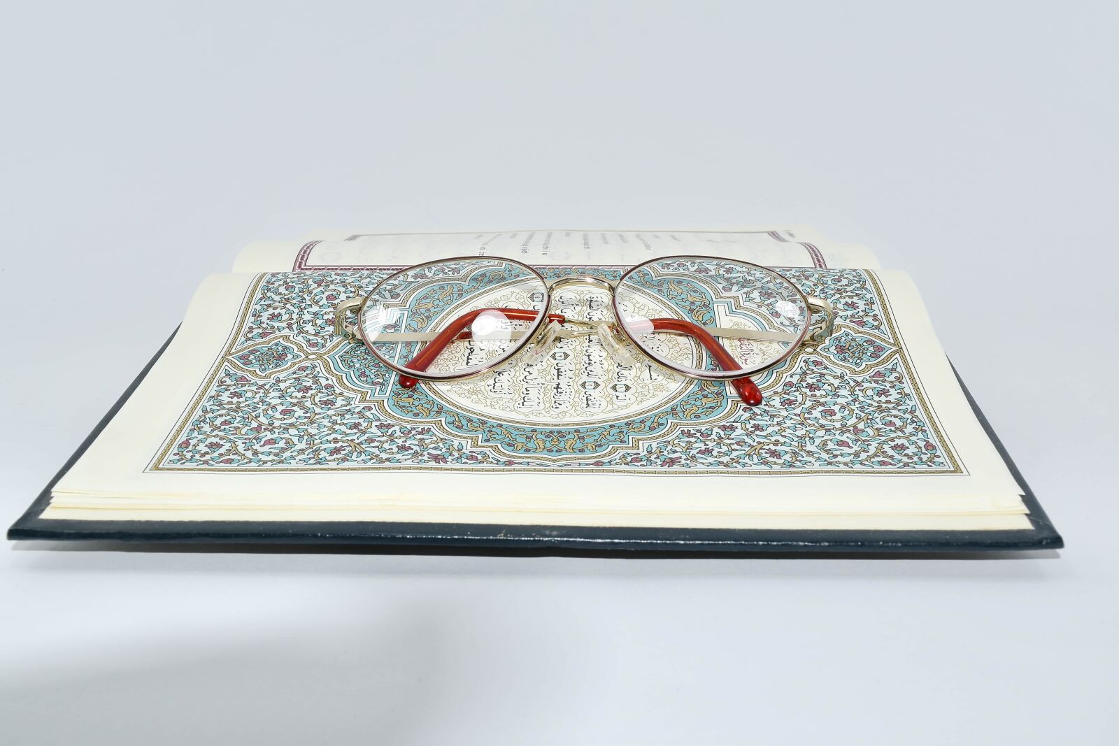 Nikon D5500 sample photo. Arabic, eyeglasses, literature, paper photography
