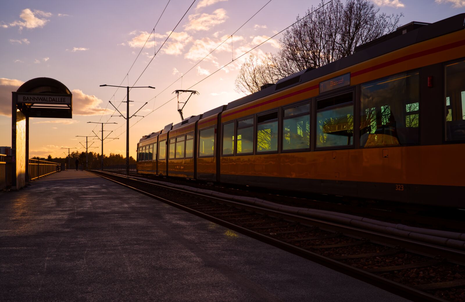 HD Pentax D FA 24-70mm F2.8 ED SDM WR sample photo. Train, tram, sun photography