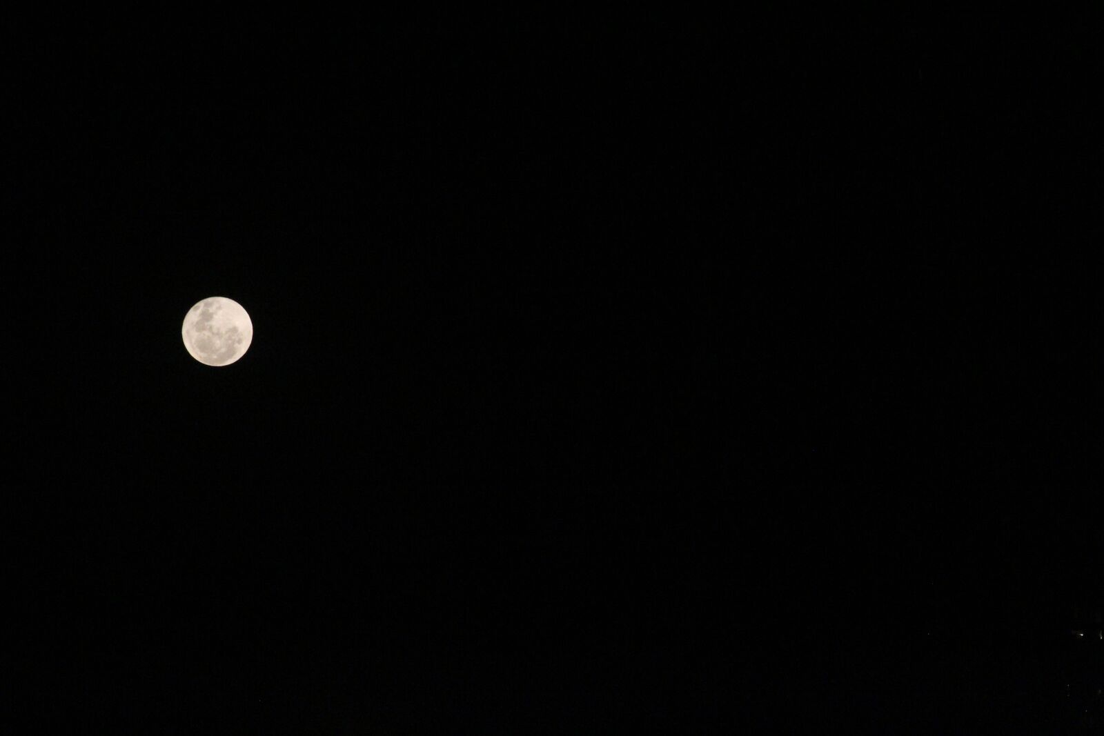 Canon EOS 1300D (EOS Rebel T6 / EOS Kiss X80) + EF75-300mm f/4-5.6 sample photo. Moon, luna, night photography