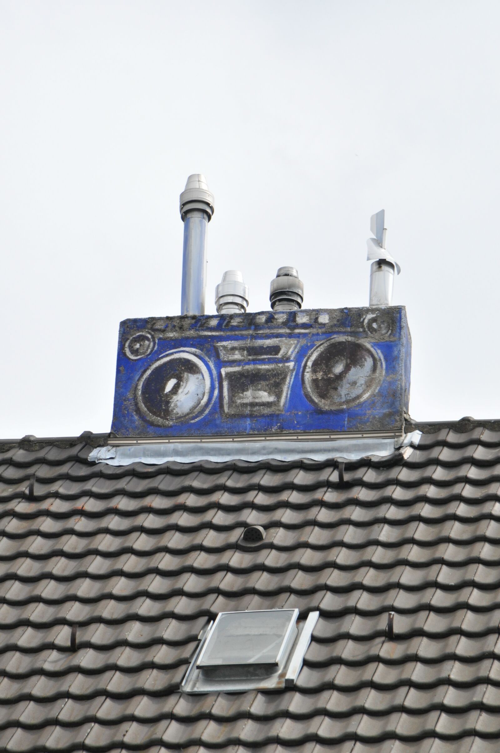 Nikon D5000 sample photo. Street art, graffiti, housetop photography