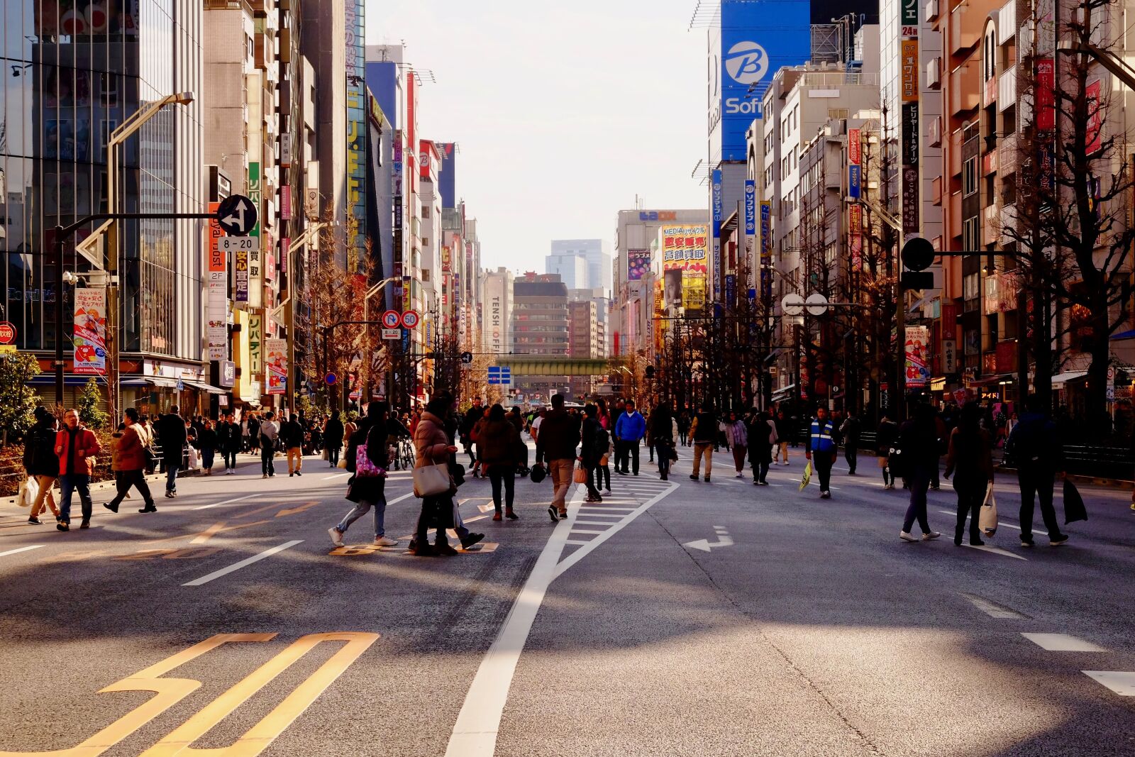 Fujifilm X-T10 sample photo. City, busy street, holiday photography