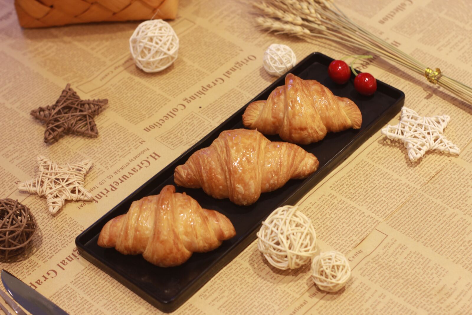 Canon EOS 60D sample photo. Tableware, bread, golden horn photography