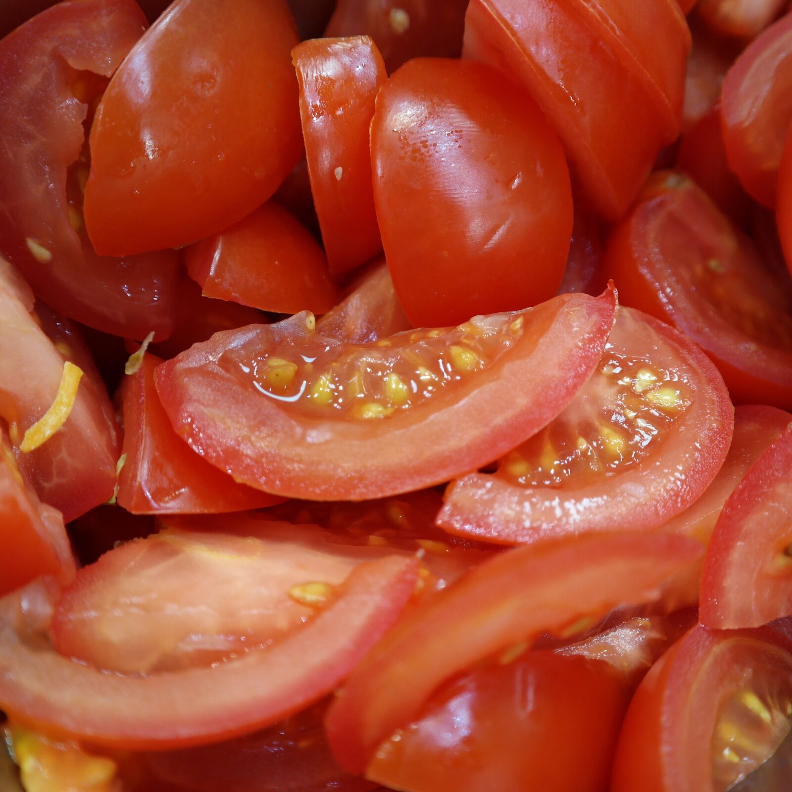 Samsung NX30 + NX 18-55mm F3.5-5.6 sample photo. Chopped, tomatoes, tomato photography