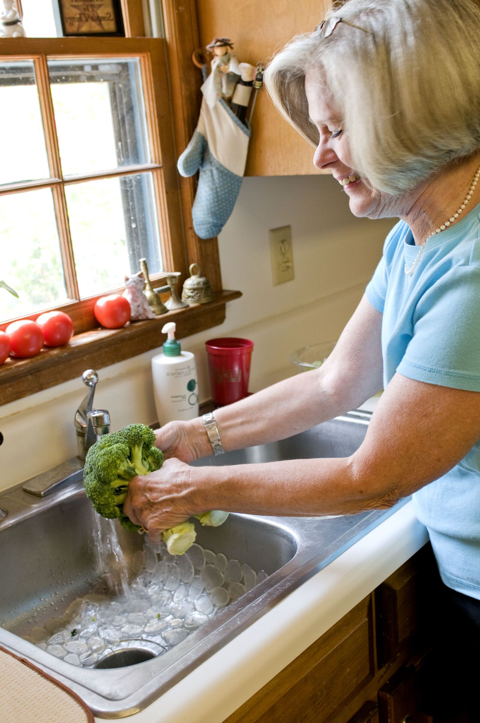 Nikon D300 sample photo. Woman, washing, head, broccoli photography