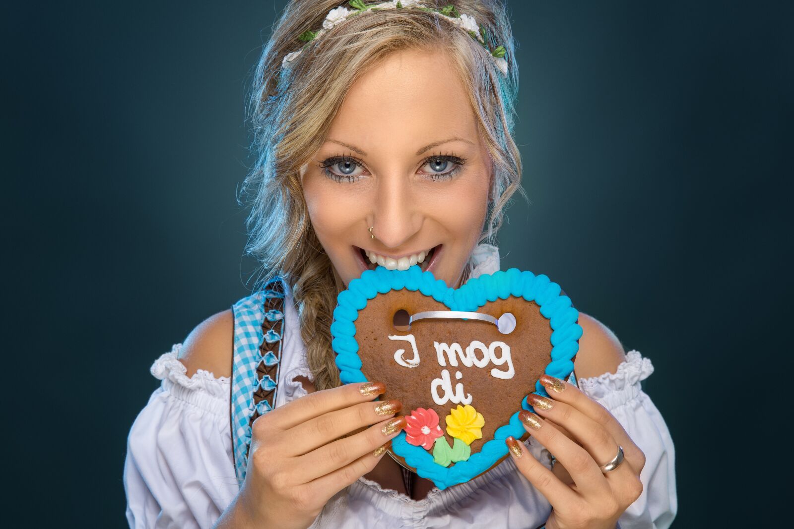 Canon EF 24-70mm F2.8L II USM sample photo. Girl, gingerbread, heart photography