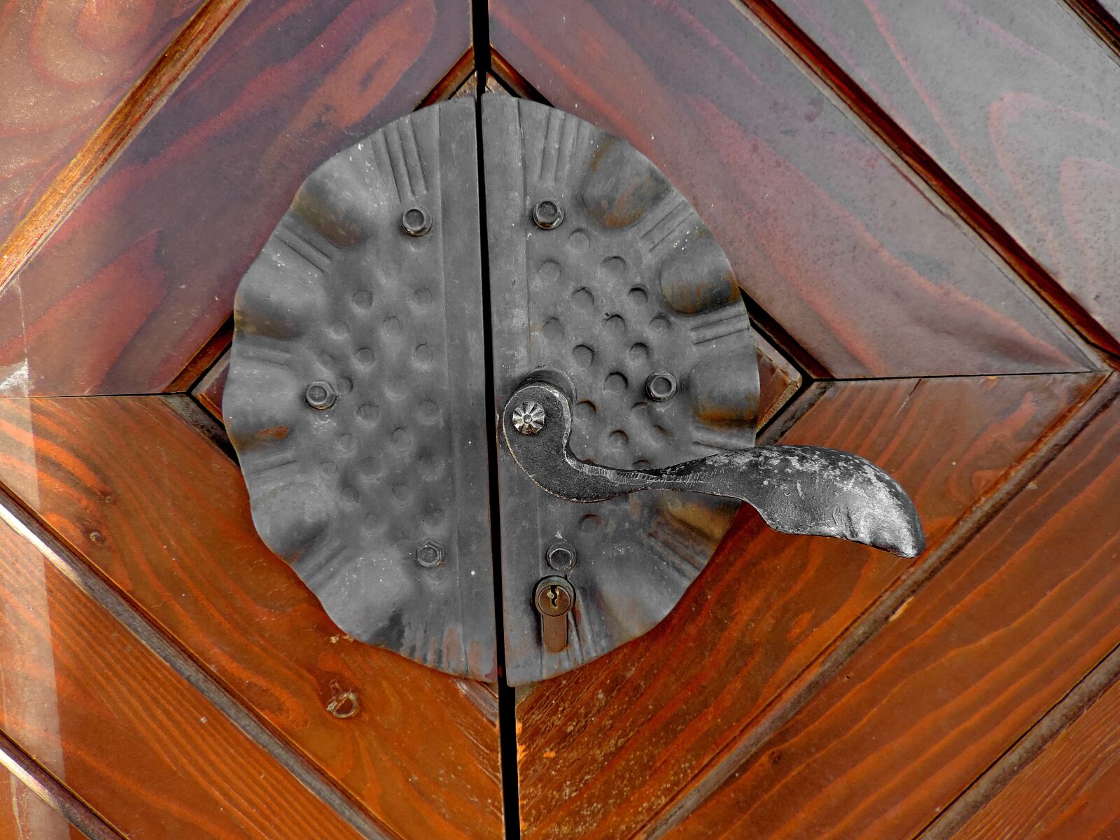 Nikon Coolpix P520 sample photo. Front door, wood, old photography