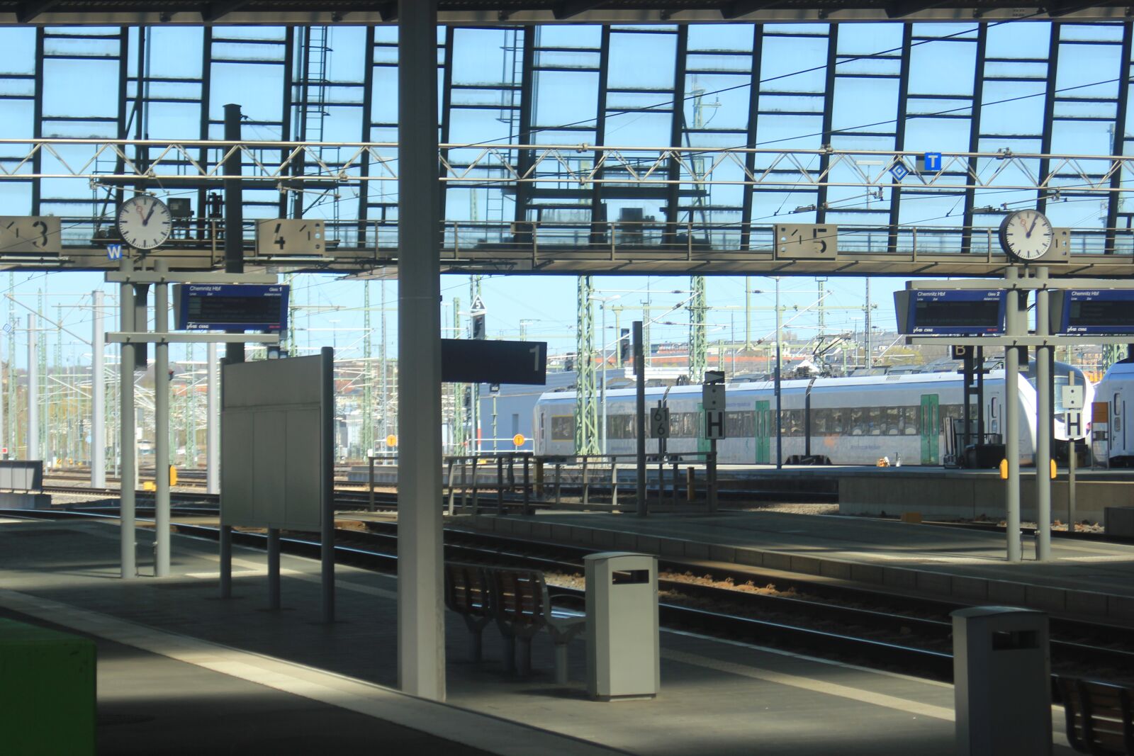 Canon EOS 550D (EOS Rebel T2i / EOS Kiss X4) sample photo. Railway station, traffic, train photography