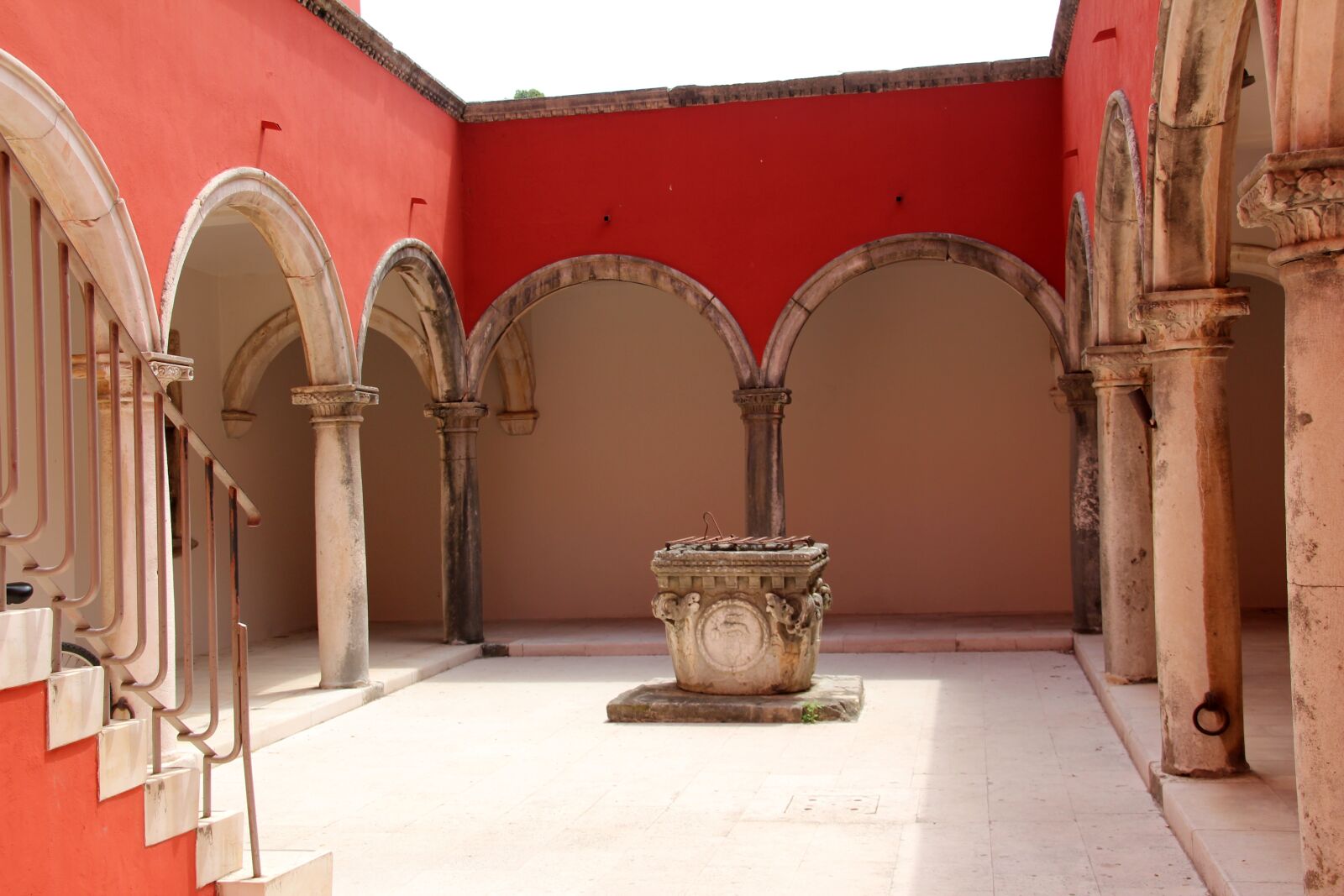 Canon EOS 600D (Rebel EOS T3i / EOS Kiss X5) sample photo. Zadar, croatia, courtyard photography