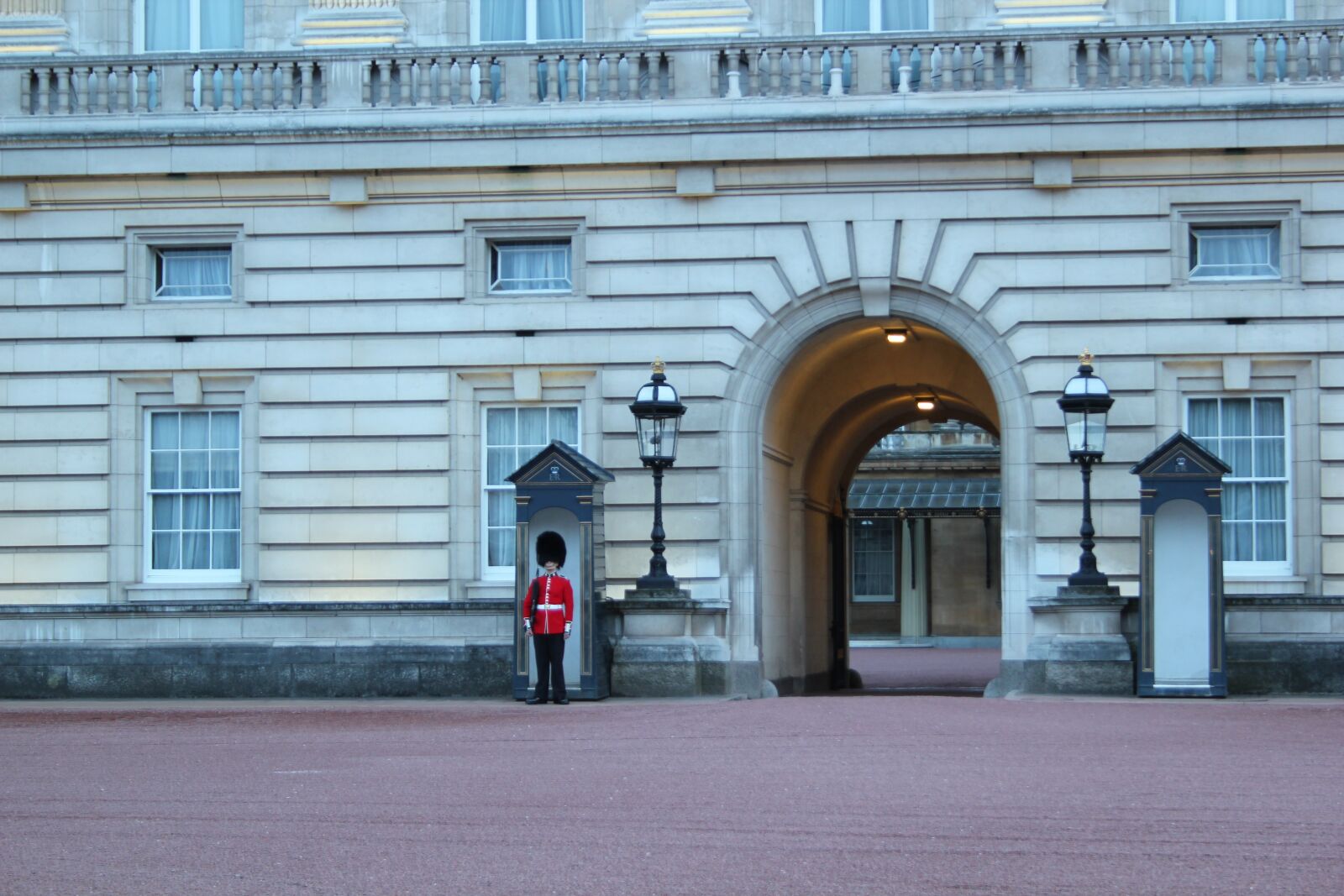 Canon EOS 550D (EOS Rebel T2i / EOS Kiss X4) sample photo. London, buckingham palace, guard photography