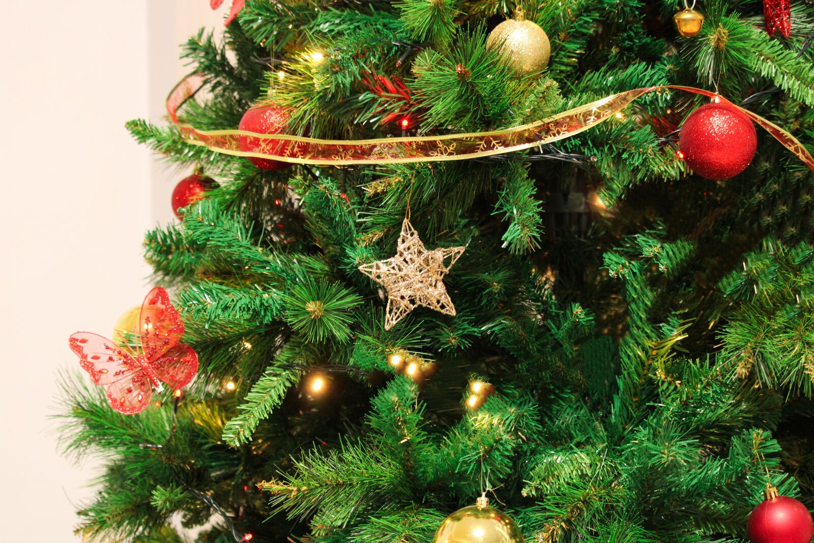 Canon EOS 2000D (EOS Rebel T7 / EOS Kiss X90 / EOS 1500D) sample photo. Christmas tree, christmas, decorative photography