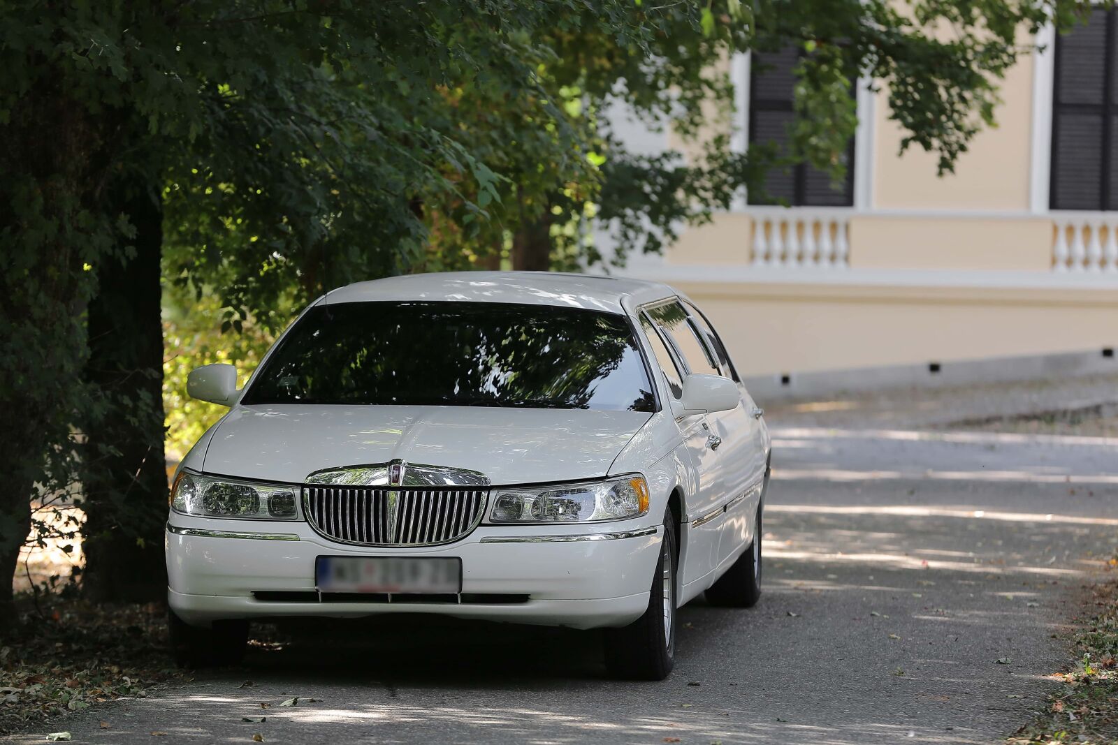 Canon EOS 5D Mark III sample photo. White limousine car, sedan photography