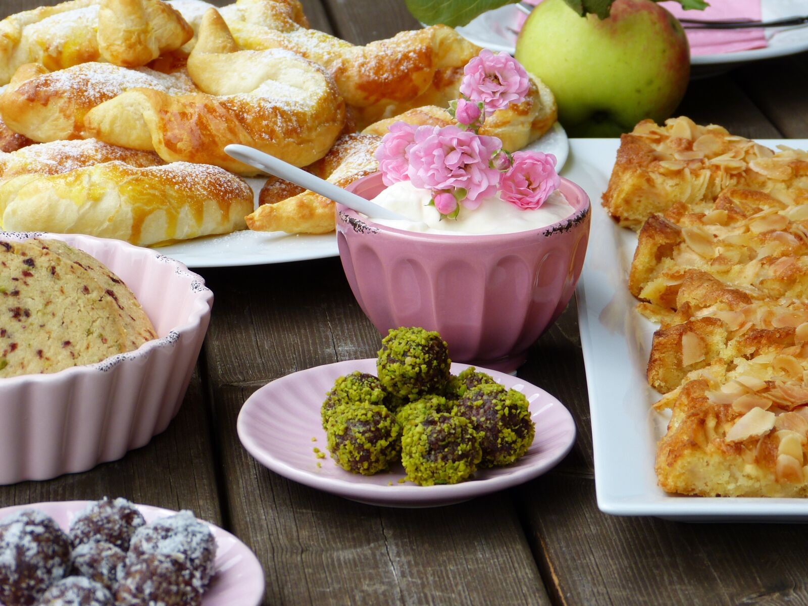 Panasonic Lumix DMC-FZ150 sample photo. Cake, buffet, cookies photography