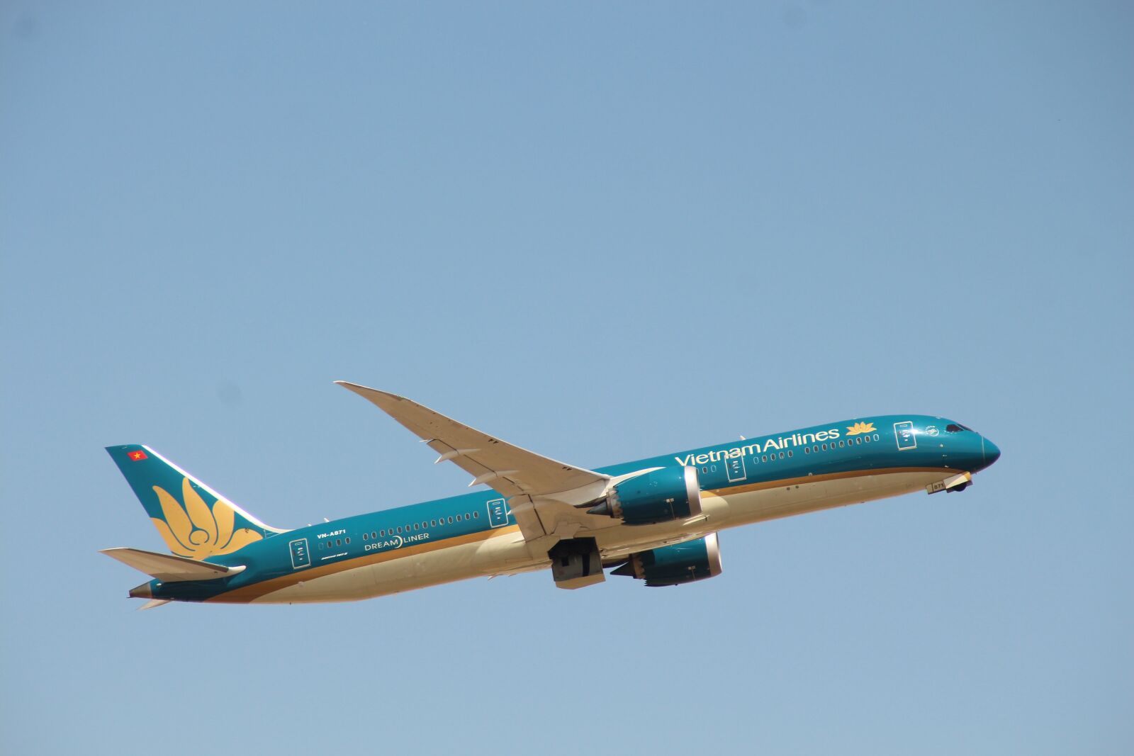 Canon EOS 650D (EOS Rebel T4i / EOS Kiss X6i) sample photo. London, heathrow, you photography