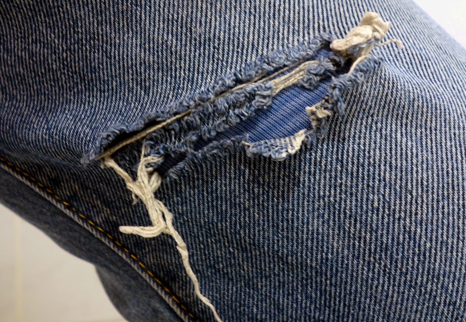 Sony Cyber-shot DSC-RX100 sample photo. Jeans, crack, fabric photography