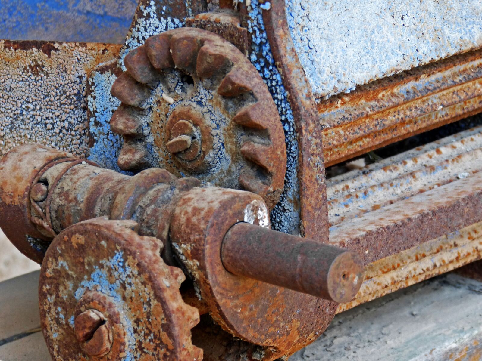 Panasonic DMC-FZ62 sample photo. Machine, gears, rusty photography