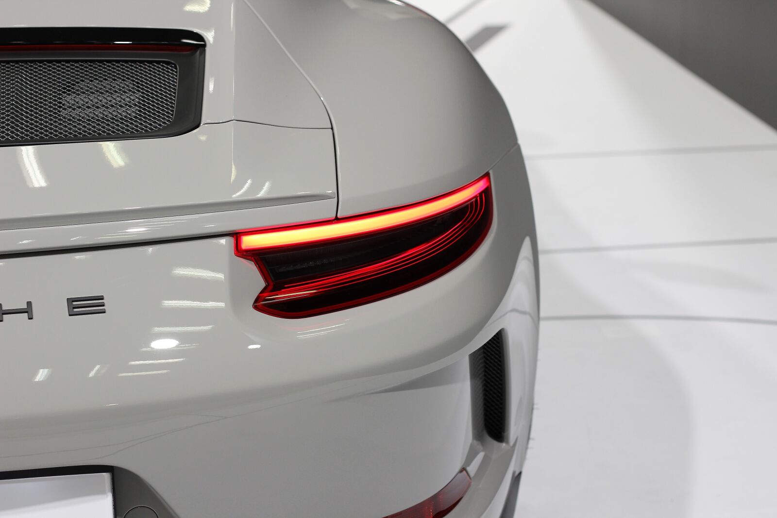 Canon EOS 600D (Rebel EOS T3i / EOS Kiss X5) + Canon EF 50mm F1.8 II sample photo. Car, porsche gt3, auto photography