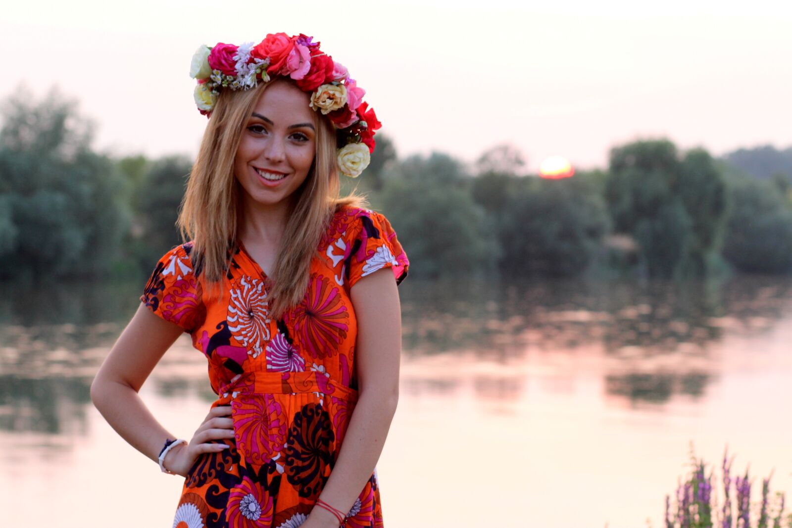 Canon EOS 700D (EOS Rebel T5i / EOS Kiss X7i) + Canon EF 85mm F1.8 USM sample photo. Girl, sunset, wreath photography