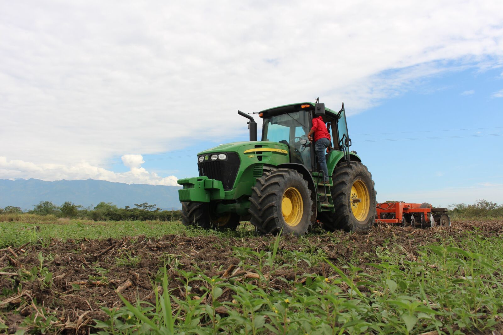 Canon EOS 700D (EOS Rebel T5i / EOS Kiss X7i) sample photo. Tractor, agriculture, colombia photography