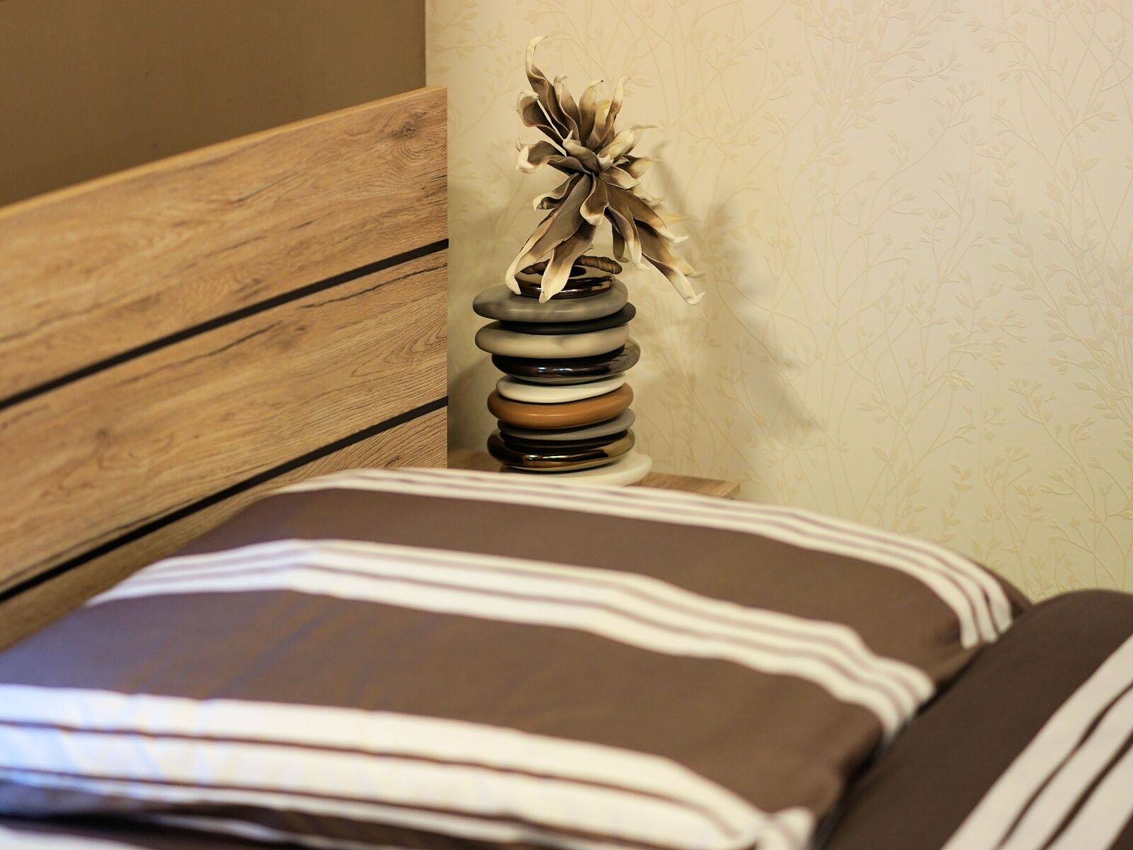 Sony a7 II + Sony FE 85mm F1.8 sample photo. Room, bed, bedroom photography