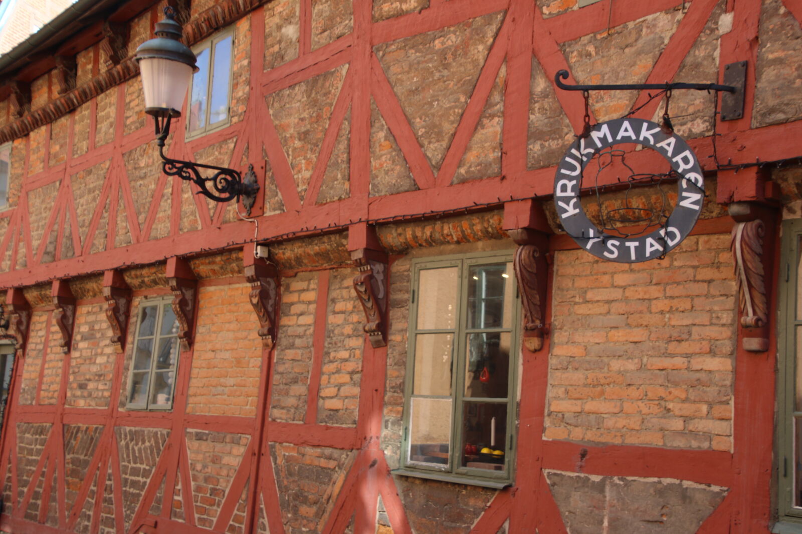 Canon EOS 7D Mark II sample photo. Bricks, building, carved, wood photography