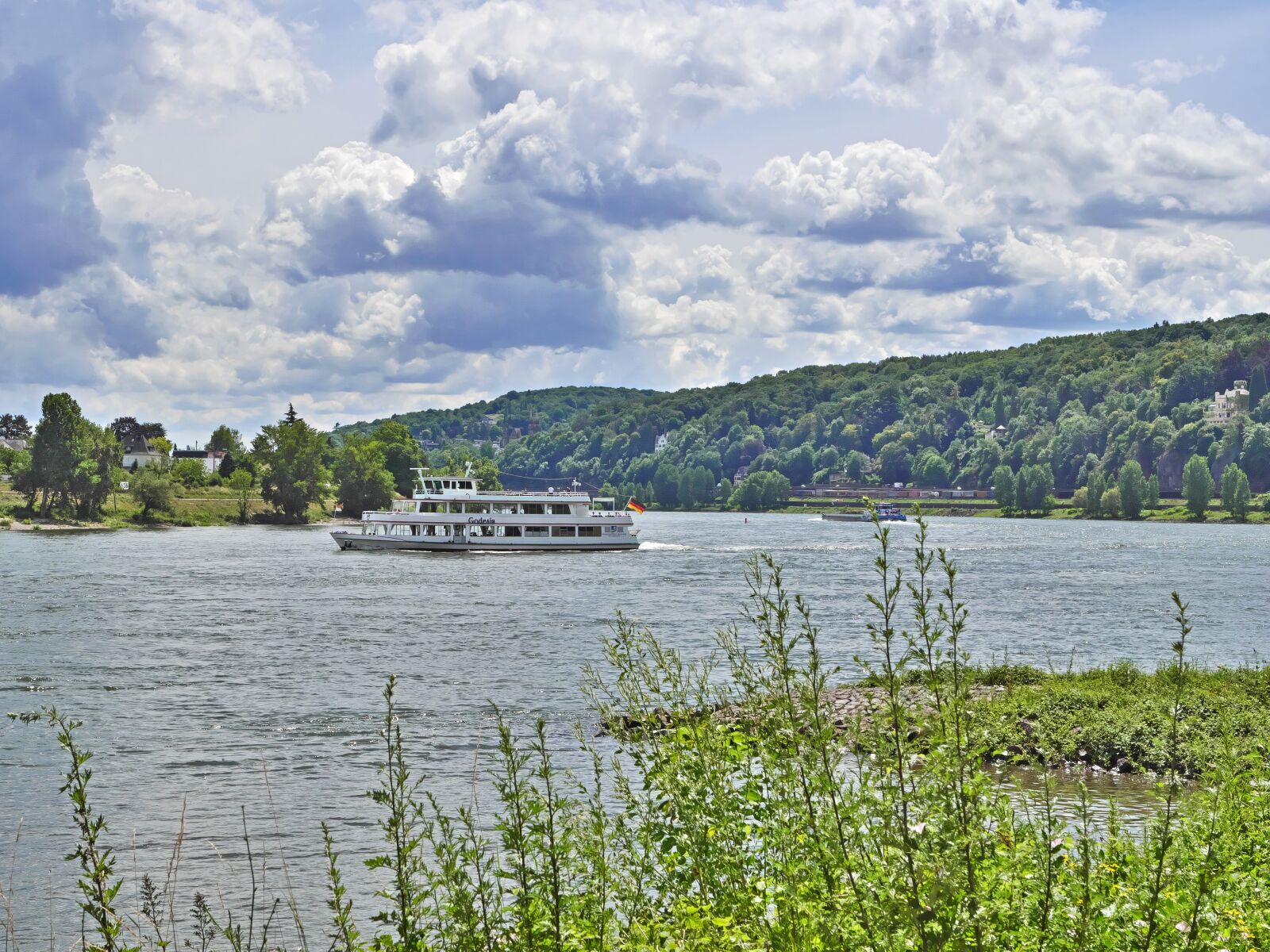 Panasonic Lumix DC-G9 sample photo. Rhine, river bend, unkel photography