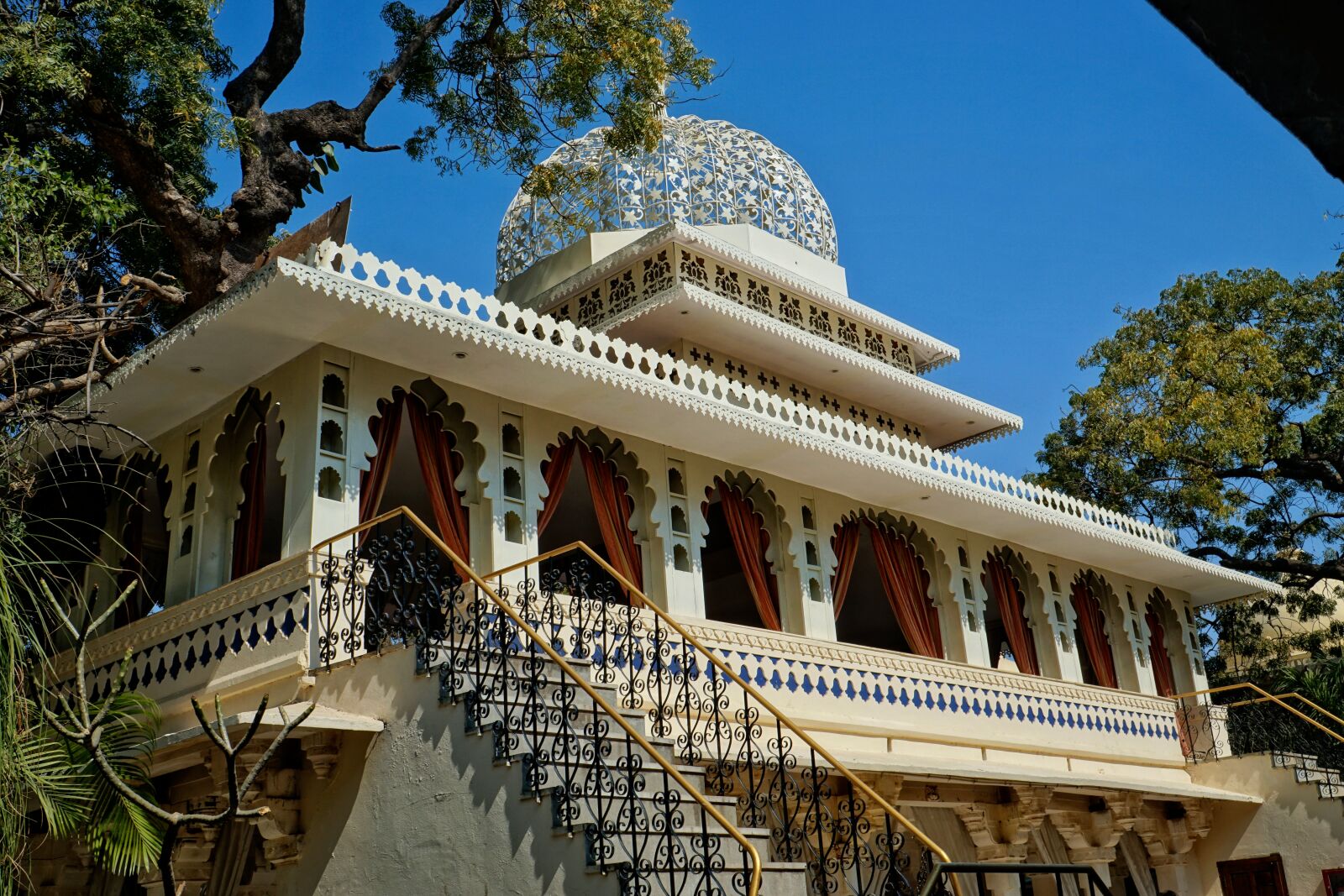 Sony a6000 + Sony E 18-55mm F3.5-5.6 OSS sample photo. Udaipur, city palace, india photography