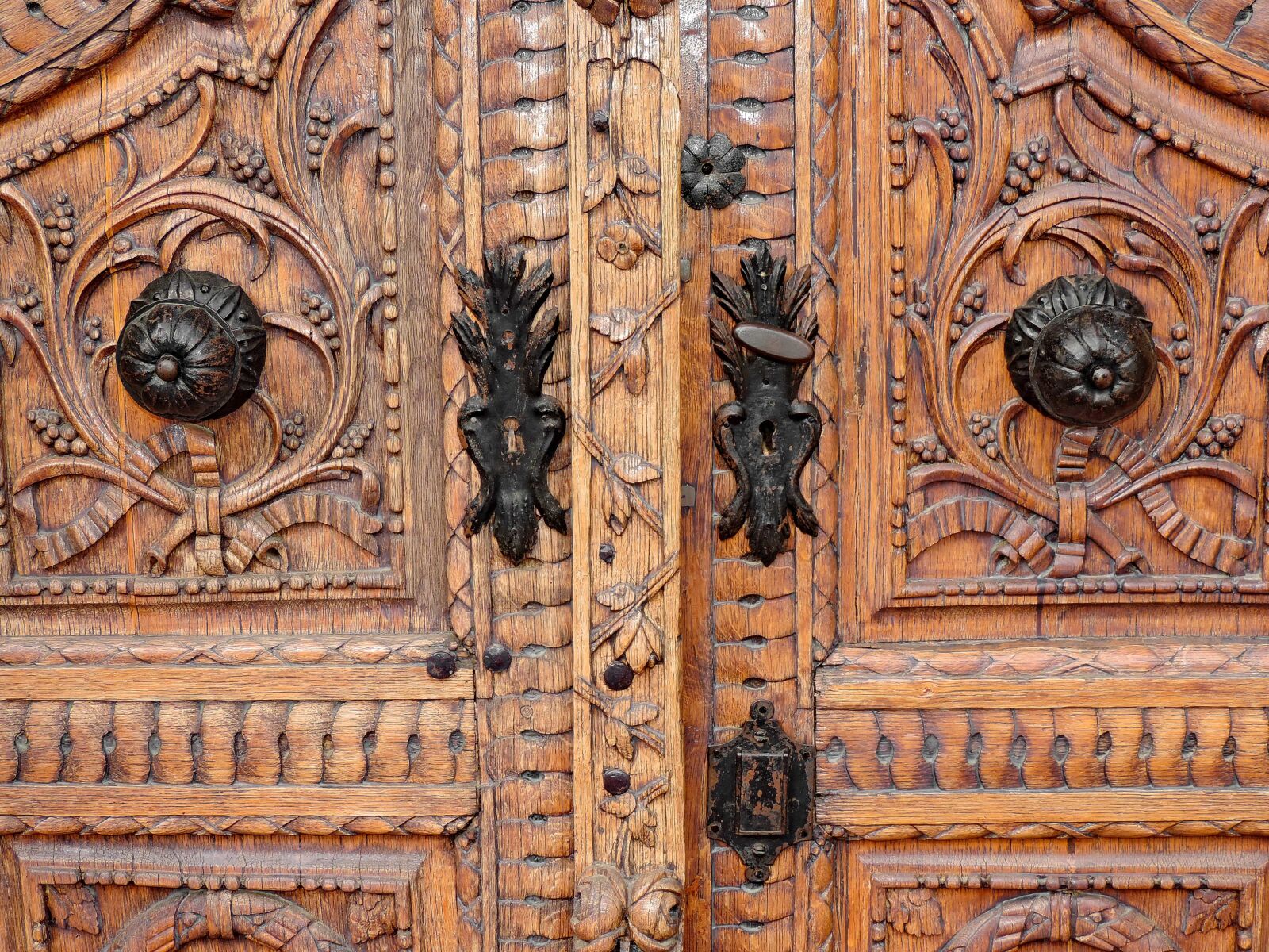 Nikon Coolpix P520 sample photo. Byzantine, carpentry, carving, cast photography