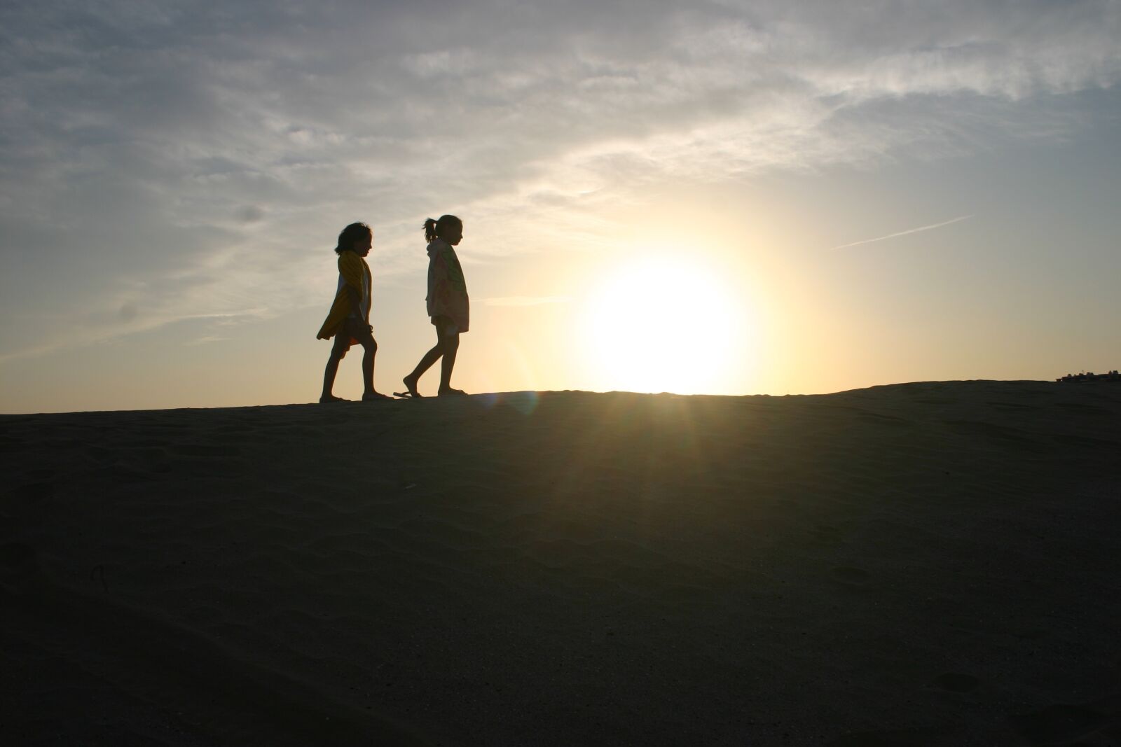 Canon EOS 300D (EOS Digital Rebel / EOS Kiss Digital) sample photo. Contrasts, desert, girls photography