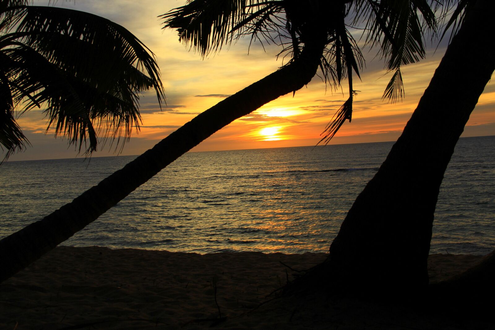 Canon EF-S 18-135mm F3.5-5.6 IS sample photo. Sunset, beach, sky photography