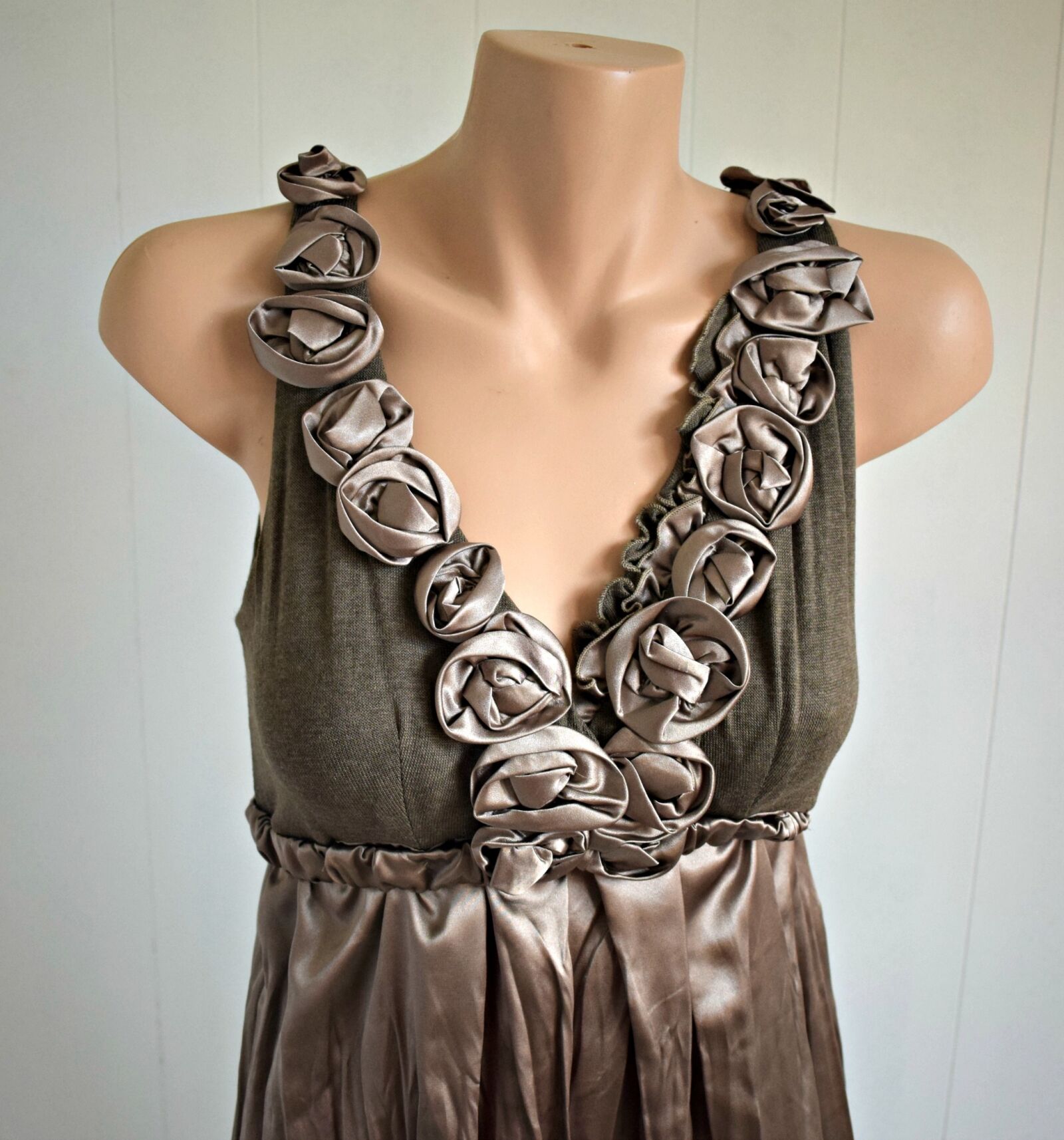 Nikon D3300 sample photo. Mannequin, dress, gold photography