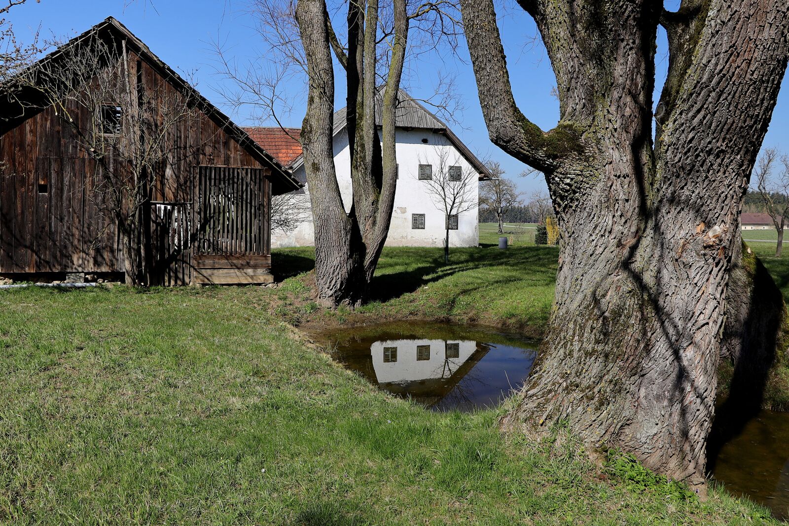 Canon EOS R sample photo. Farmhouse, barn, mirroring photography