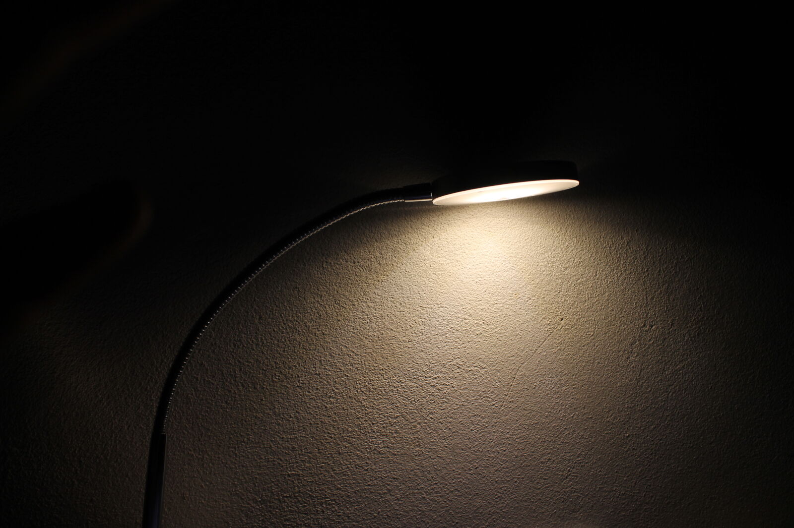 Canon EOS 1100D (EOS Rebel T3 / EOS Kiss X50) sample photo. Dark, gold, lamp, light photography
