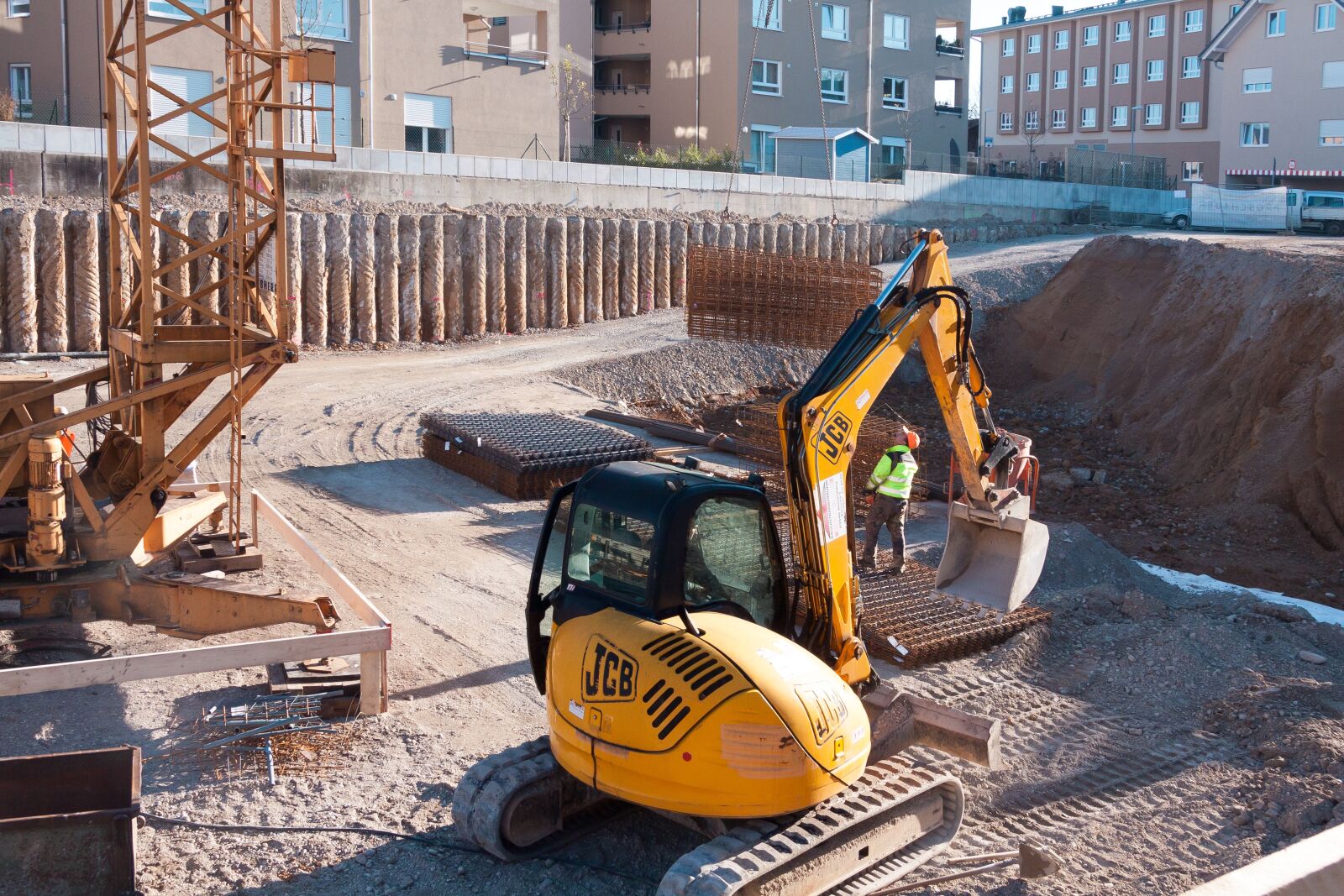 Canon EF-S 17-85mm F4-5.6 IS USM sample photo. Site, excavators, crane photography