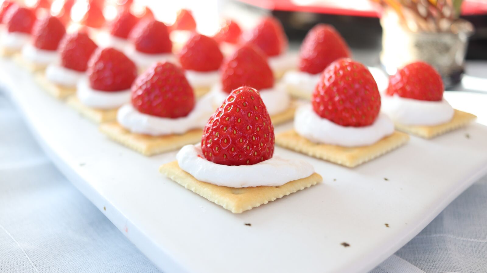 Canon EF-S 24mm F2.8 STM sample photo. Strawberry, confectionery, delicious photography