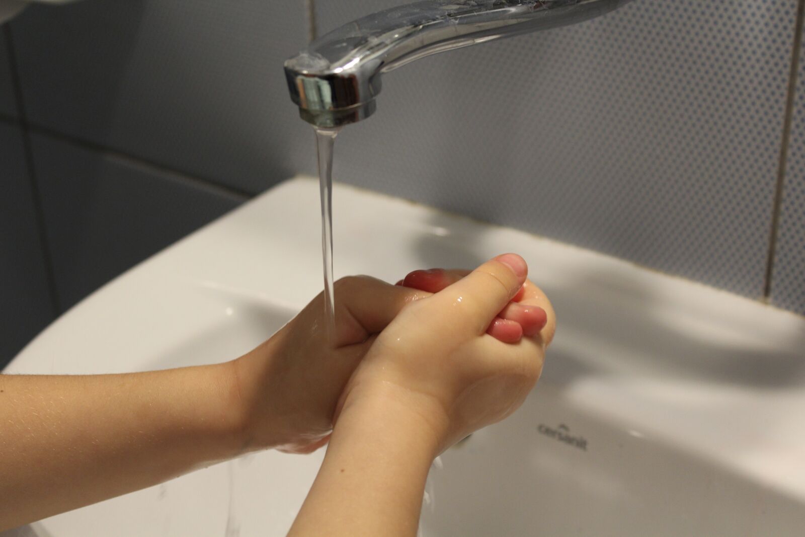 Canon EOS 1200D (EOS Rebel T5 / EOS Kiss X70 / EOS Hi) sample photo. Hygiene, child, hand washing photography