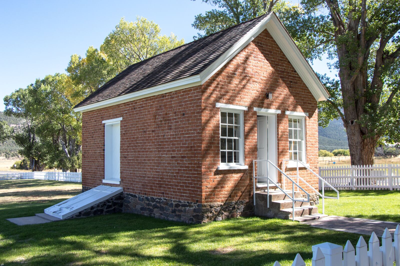 Canon EOS 700D (EOS Rebel T5i / EOS Kiss X7i) sample photo. Tithing house, old, brick photography