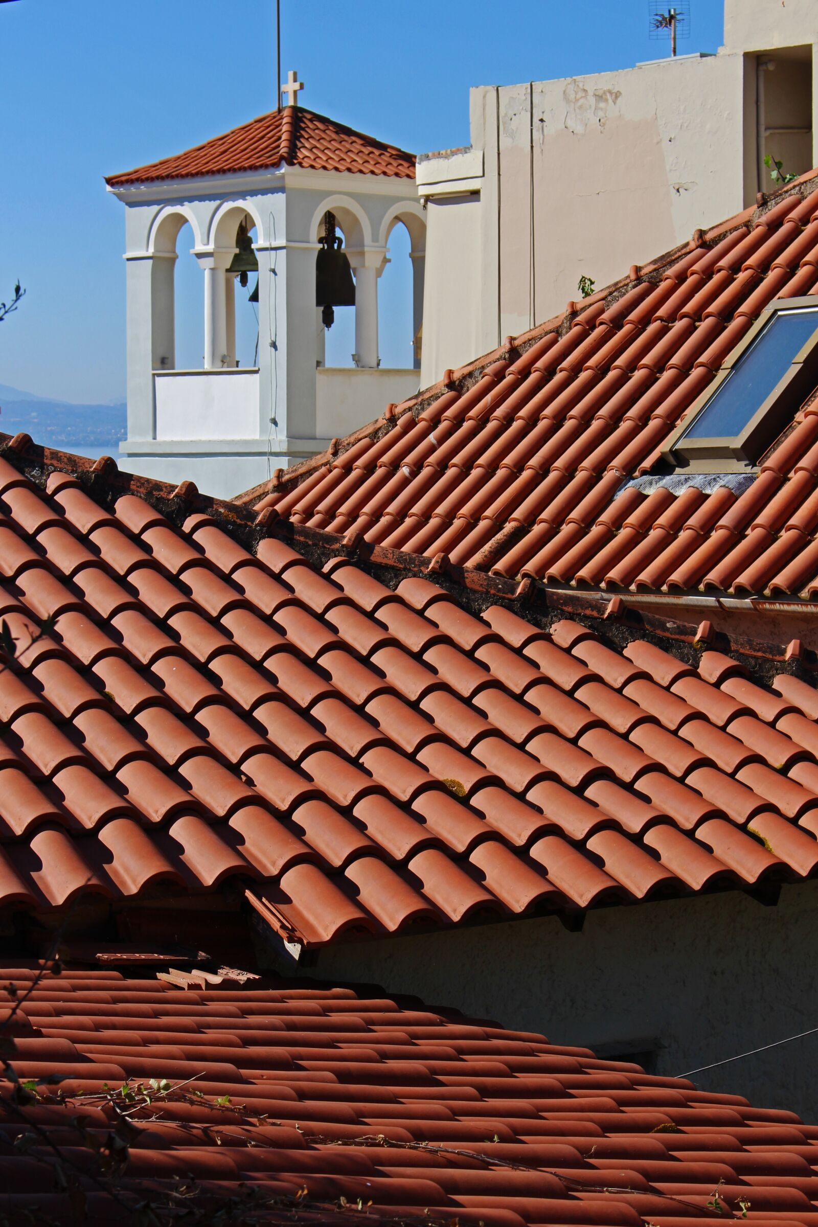 Canon EOS 700D (EOS Rebel T5i / EOS Kiss X7i) sample photo. Tile, over the rooftops photography