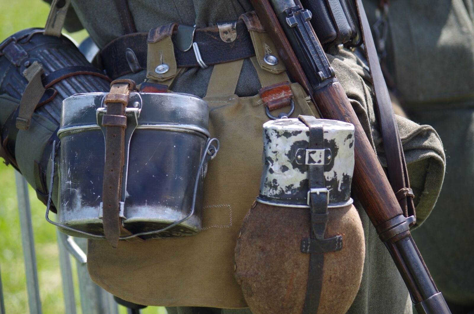 Pentax K-500 sample photo. Soldier, uniform, old photography