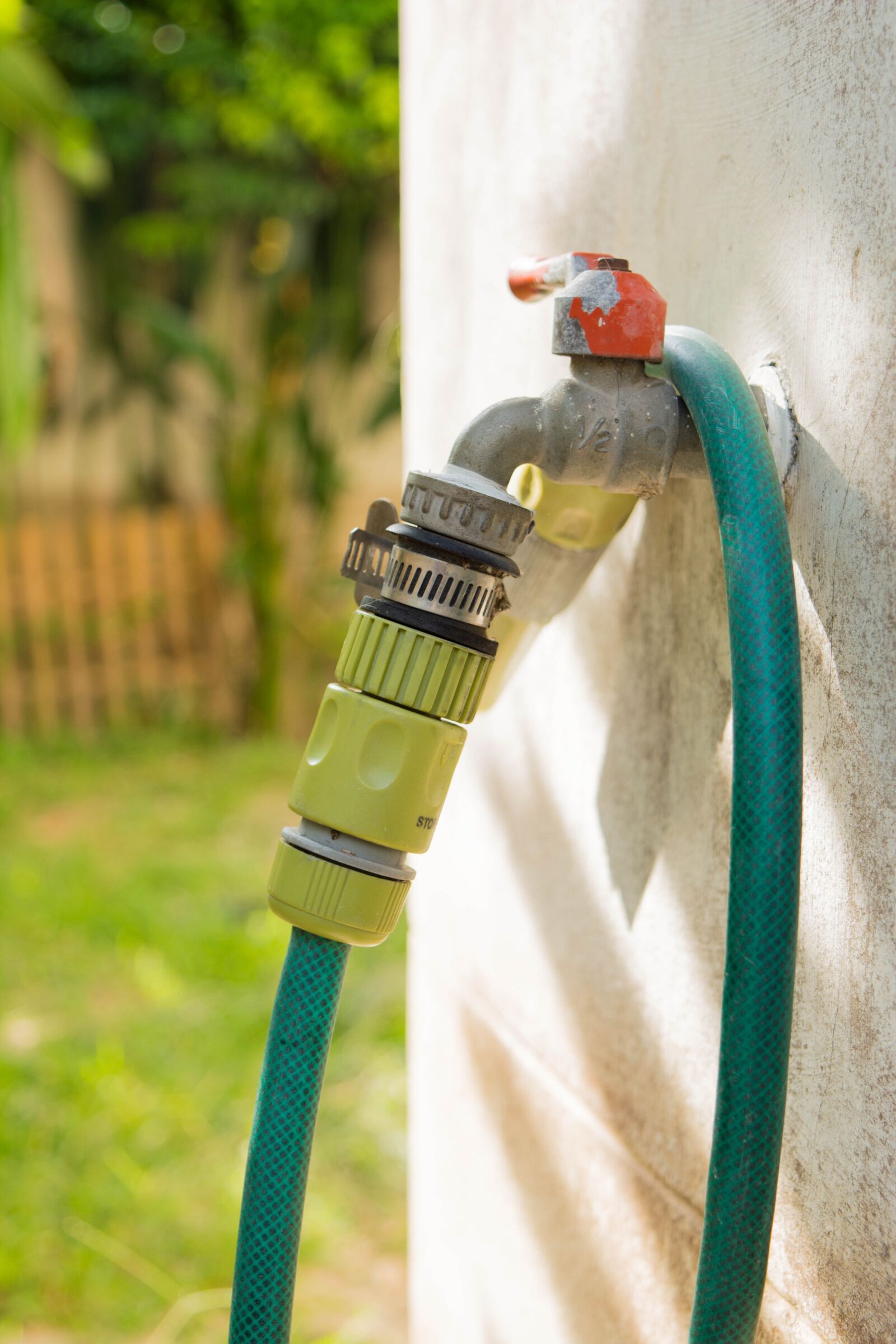 Nikon D5200 sample photo. Connect, faucet, garden photography