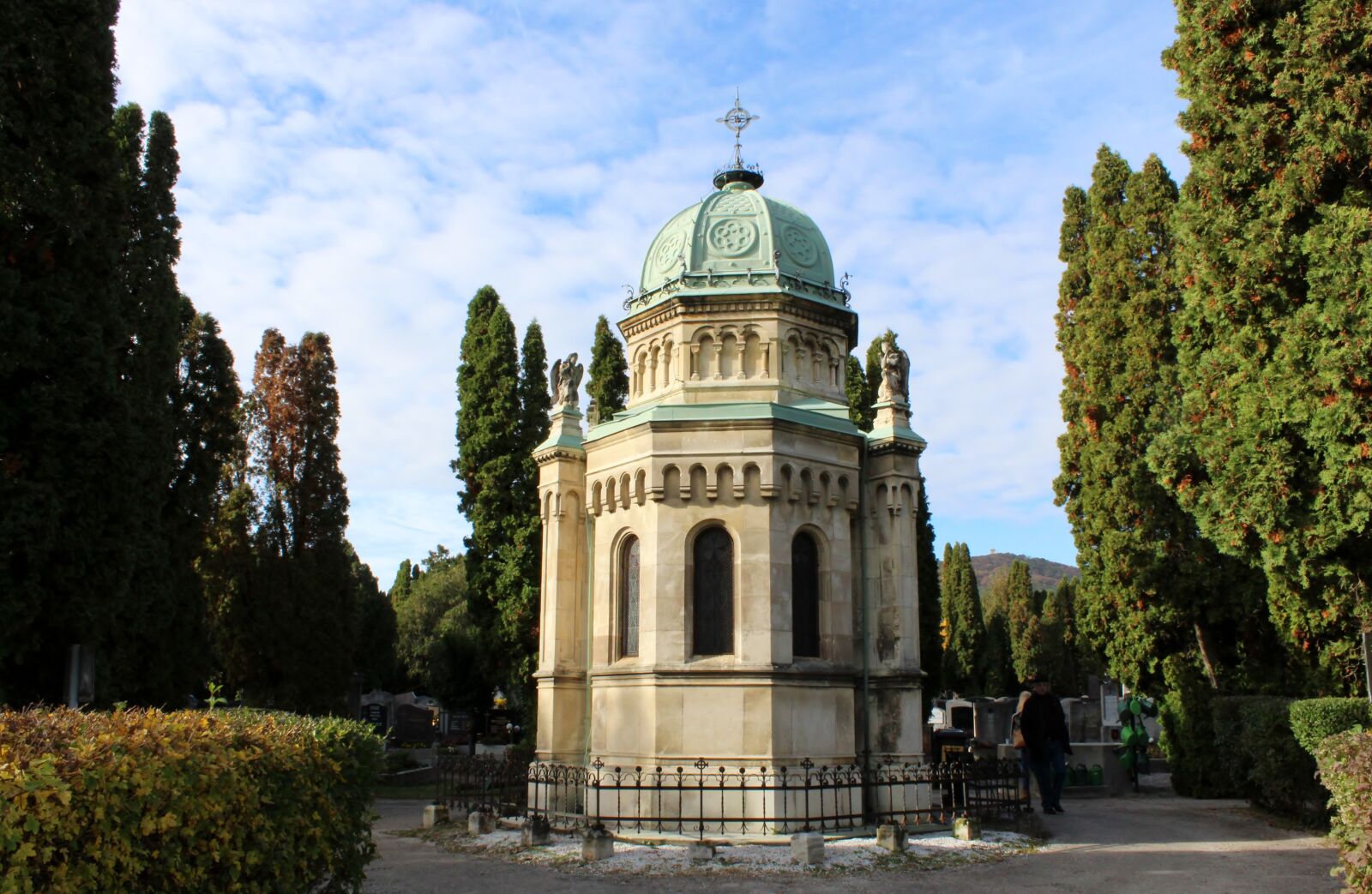 Canon EOS 1300D (EOS Rebel T6 / EOS Kiss X80) sample photo. Cemetery, all saints, graves photography