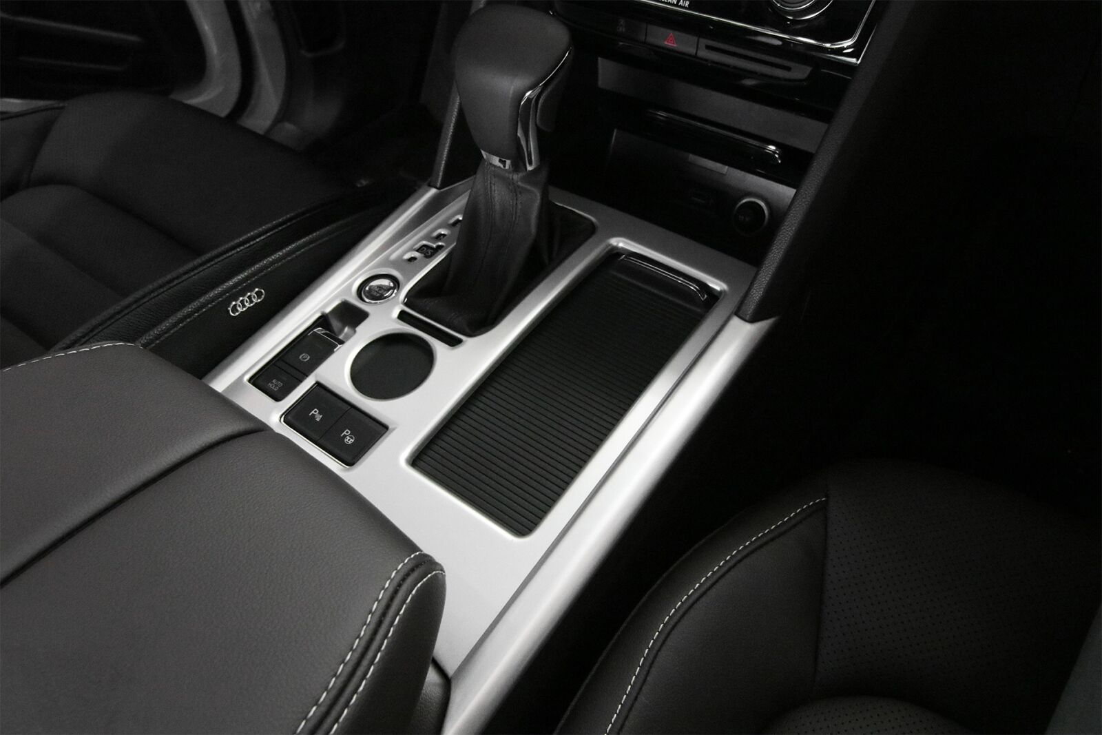 Canon EOS 80D sample photo. Automotive, leather, transport photography