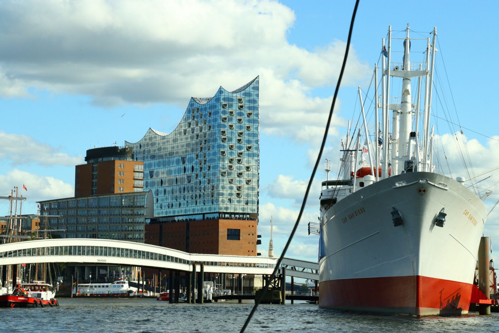 Canon EF-S 18-135mm F3.5-5.6 IS USM sample photo. Elbe philharmonic hall, elphi photography