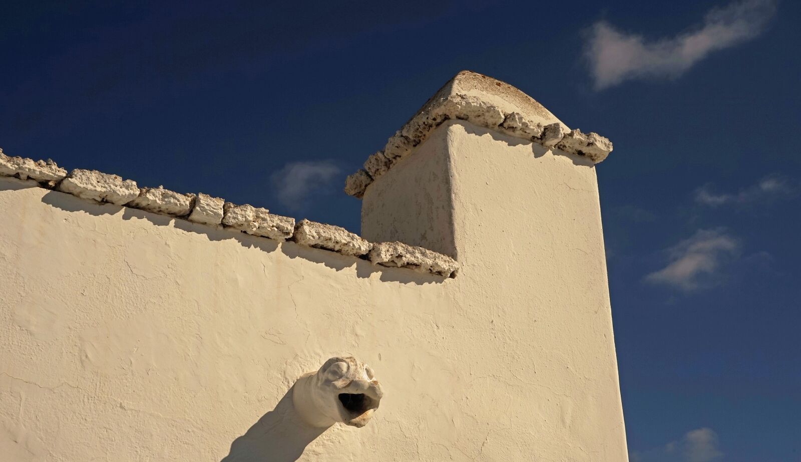 Sony a7 + Sony FE 24-240mm F3.5-6.3 OSS sample photo. Facade, lion head, sky photography