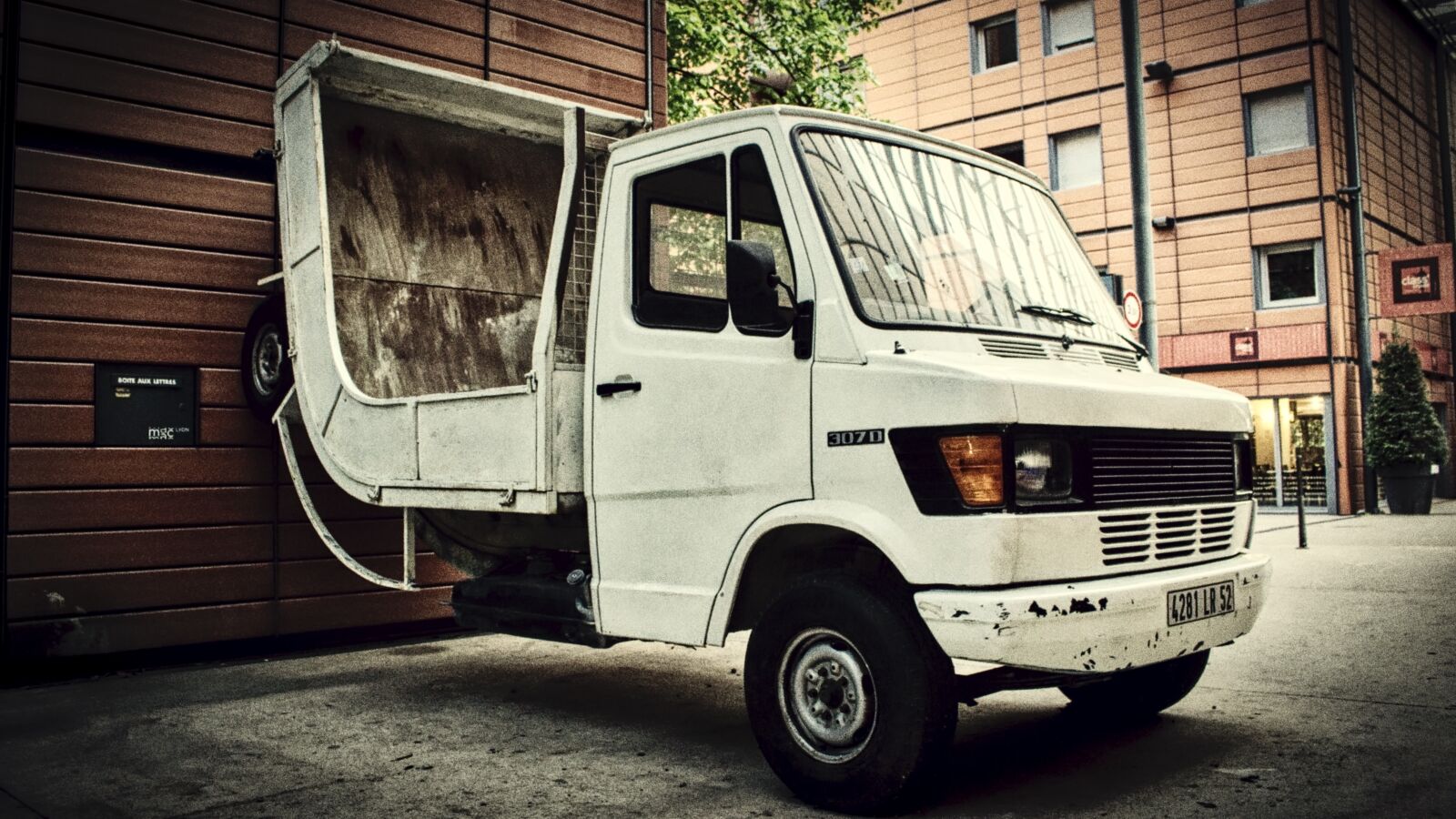 Canon EOS 100D (EOS Rebel SL1 / EOS Kiss X7) sample photo. Lyon, lorry, wall photography