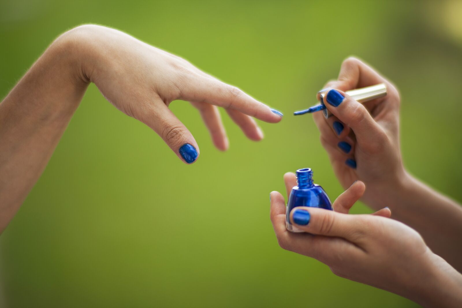 ZEISS Planar T* 85mm F1.4 sample photo. Green, blue, finger photography